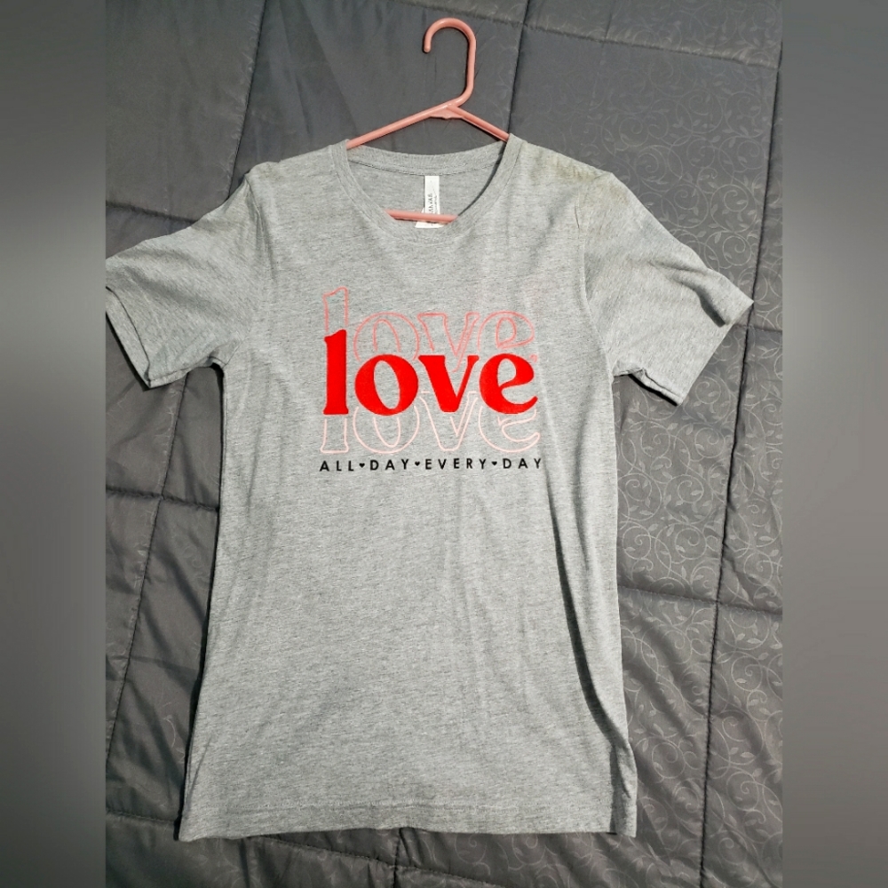 Love Everyday t-shirt size Small
